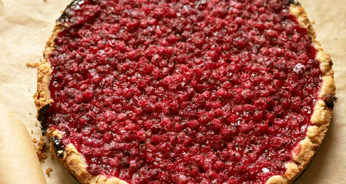 Vinbärstäckt mördegskaka